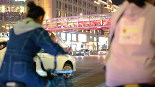 都市城市夜晚夜景人群行人人流汽车车辆车流