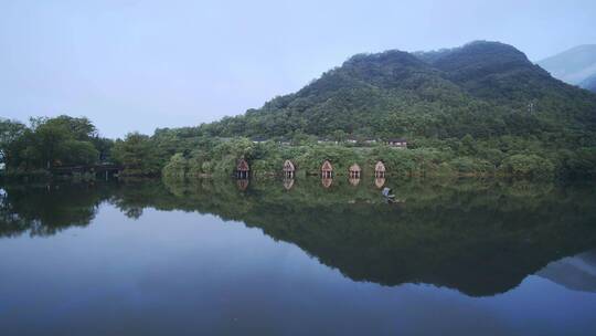 航拍杭州富阳芳草地开元度假村临水船屋客房