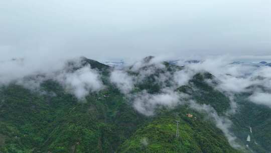 云雾中的大山