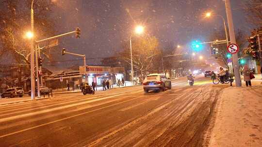 冬夜街道雪景及行人车辆