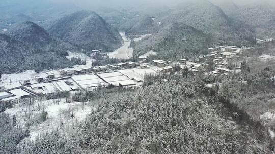 湖北利川雪中人家与雪后大山森林美