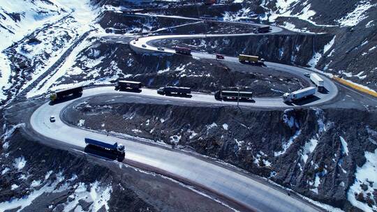 公路公路与风景优美的曲线蜿蜒的道路在安第斯山脉。