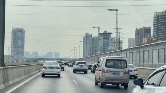 郑州高架桥上缓行堵车车窗视角