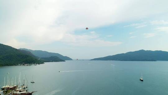 用伞在海洋上空滑翔