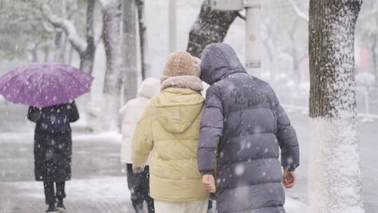 大雪中行人的背影