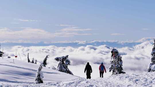 人在雪峰上行走