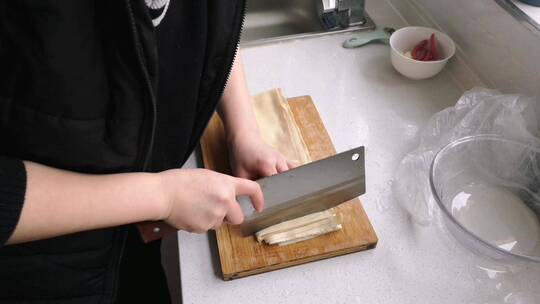 厨房准备火锅食材实拍做饭视频素材