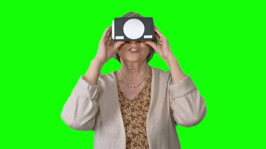老妇人在看VR眼镜