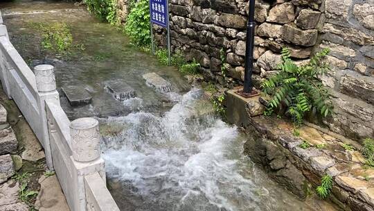 济南南部山区响呼噜泉，泉水喷涌势头强劲