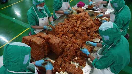 洛阳源氏食品生产车间生产休闲食品辣片辣条