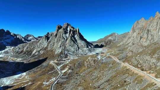 高山蜿蜒道路的自然风光