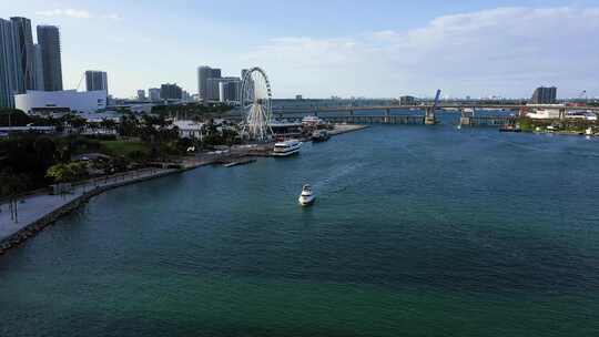 美国迈阿密海湾公园前一艘游艇的鸟瞰图