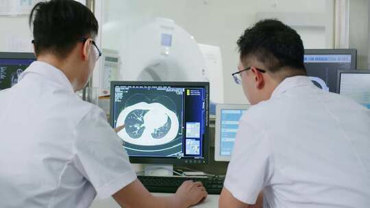 医院放射科CT薄层扫描医生看电子病历交流视频素材模板下载