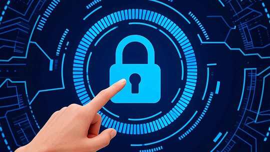 手指点击虚拟安全锁画面