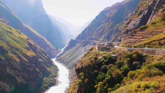 香格里拉虎跳峡金沙江大峡谷