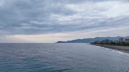 日落时分，帆船停泊在海湾中，水清澈碧绿