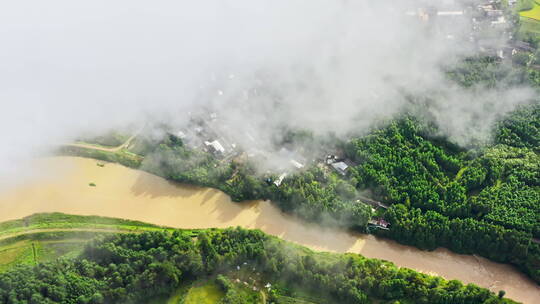云雾下的江河