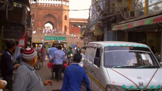 商贩在拥挤的印度街上招揽客人