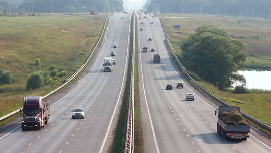 高速公路上行驶的汽车