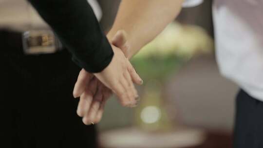 商务合作握手画面特写镜头