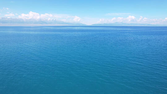 航拍新疆5A级旅游景区赛里木湖湛蓝的湖水