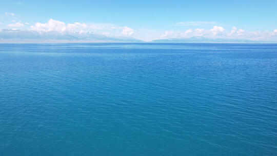 航拍新疆5A级旅游景区赛里木湖湛蓝的湖水视频素材模板下载