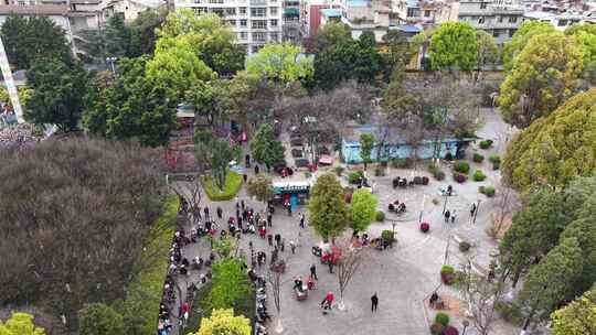 城市公园里休闲锻炼人群航拍