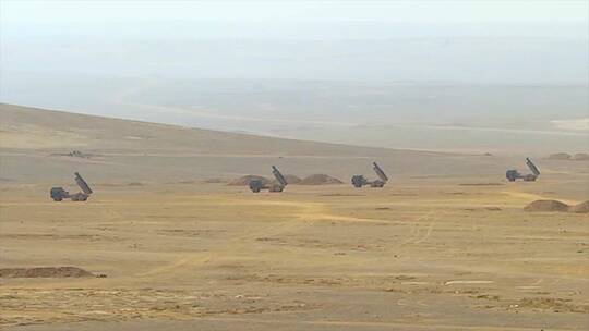 卡车防空导弹发射器在沙漠中开火发射