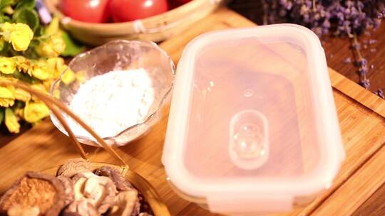 面粉饭盒清洗香菇的方法