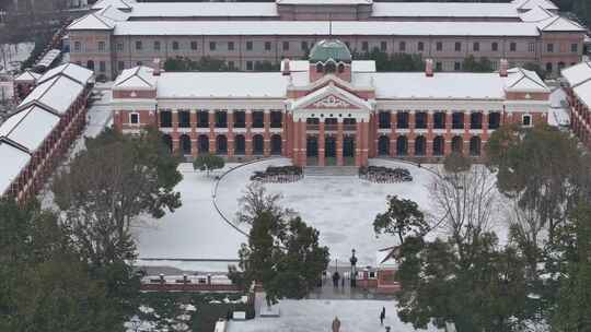 武汉航拍黄鹤楼古建筑雪景下雪红楼长江大桥