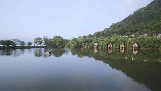 航拍杭州富阳芳草地开元度假村临水船屋客房