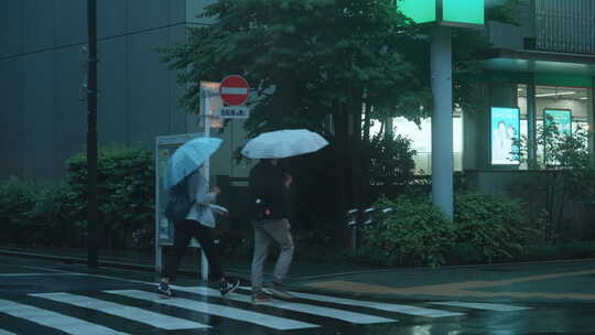 日本街头雨景