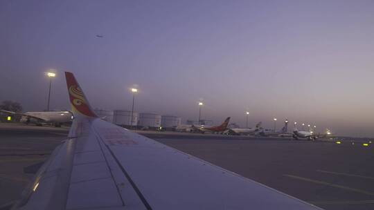 机场飞机起飞凌晨舷窗外天空风景