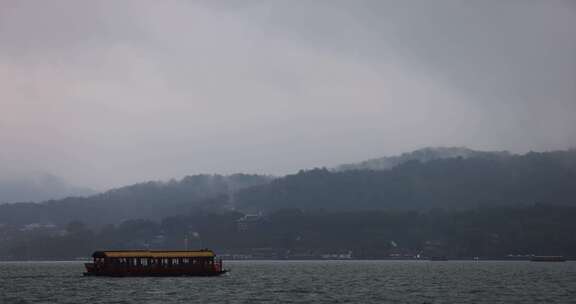 江南烟雨西湖游船慢镜头