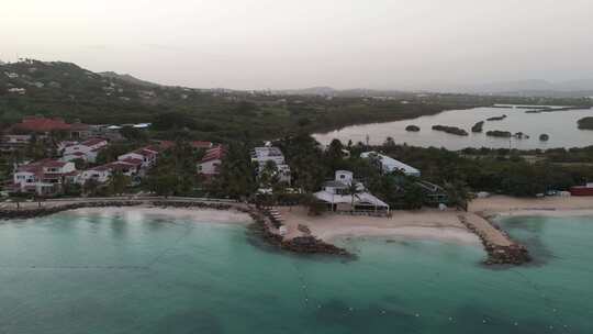 安提瓜和巴布达迪肯森湾海滨乡村住宿。航拍