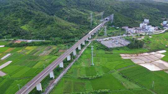 乡村田野上的高铁高架桥风景