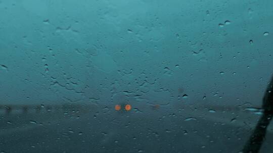 在车里看外面的暴雨
