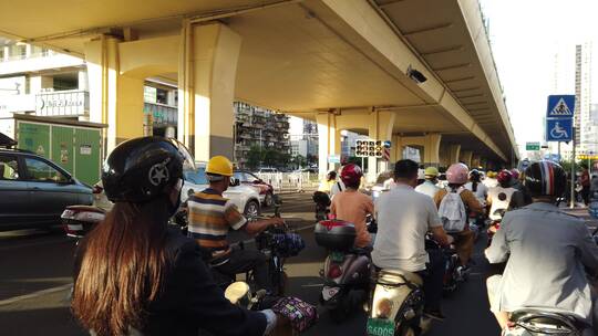 下班骑电单车匆忙回家的行人