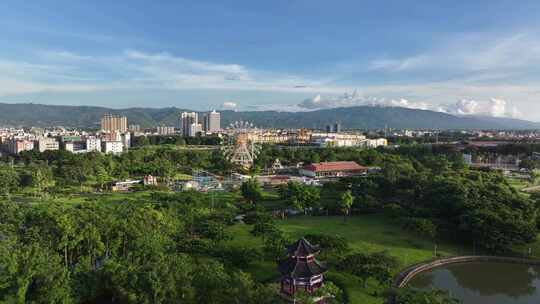 瑞丽市傍晚时分的城市绿地风景