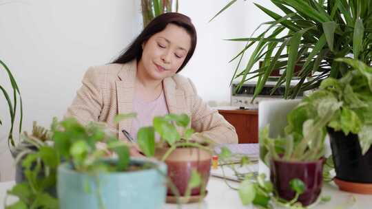 一个在室内植物工作的女人