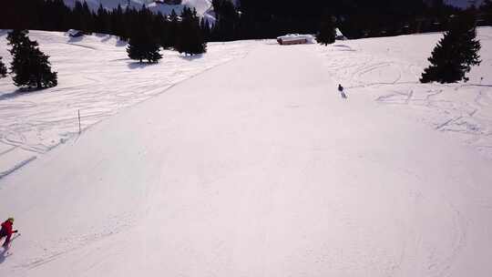 冬季高山滑雪的滑雪者下坡滑雪