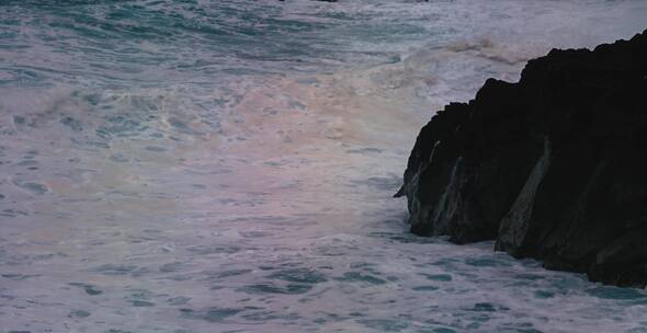 海浪在冲击着岩石