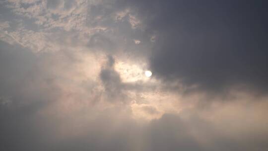 乌云遮日要下雨