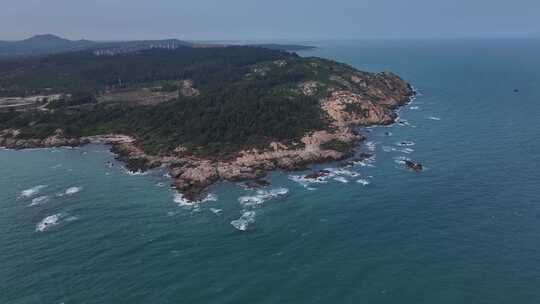 俯拍海岸礁石海浪