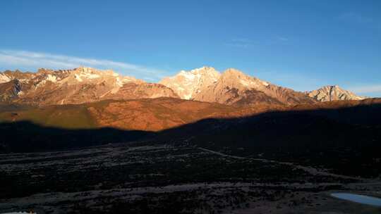 玉龙雪山日照金山