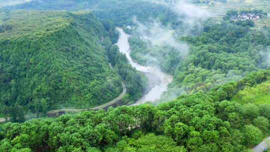 雨后森林中的峡谷河流航拍