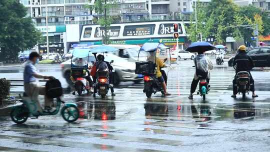 城市交通人群过马路