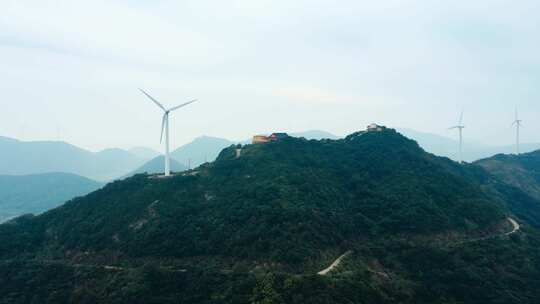 4K航拍岱山凉峙渔村山上的风力电机