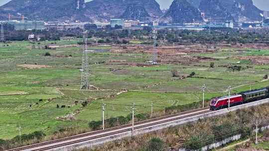 火车穿行在田园山水间