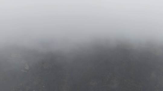 山间云雾弥漫景象